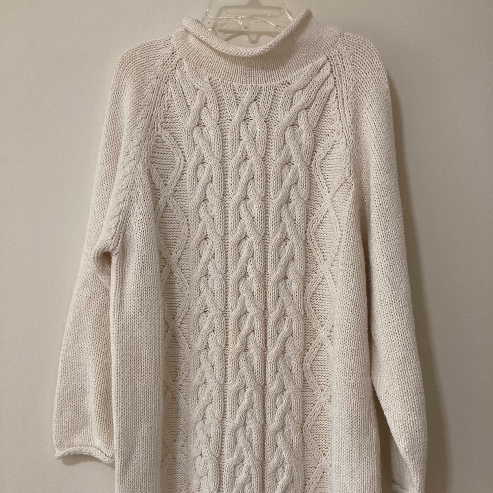 forenza white sweater size small, would be so cute with leggings 🎄🎄😊😊